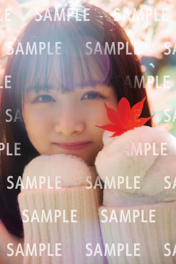 日向坂46上村ひなの、紅葉を持ってほほえむ - 音楽ナタリー