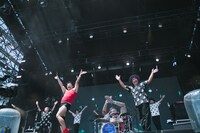 踊るMONGOL800。（Photo by SARU［SARUYA AYUMI］）