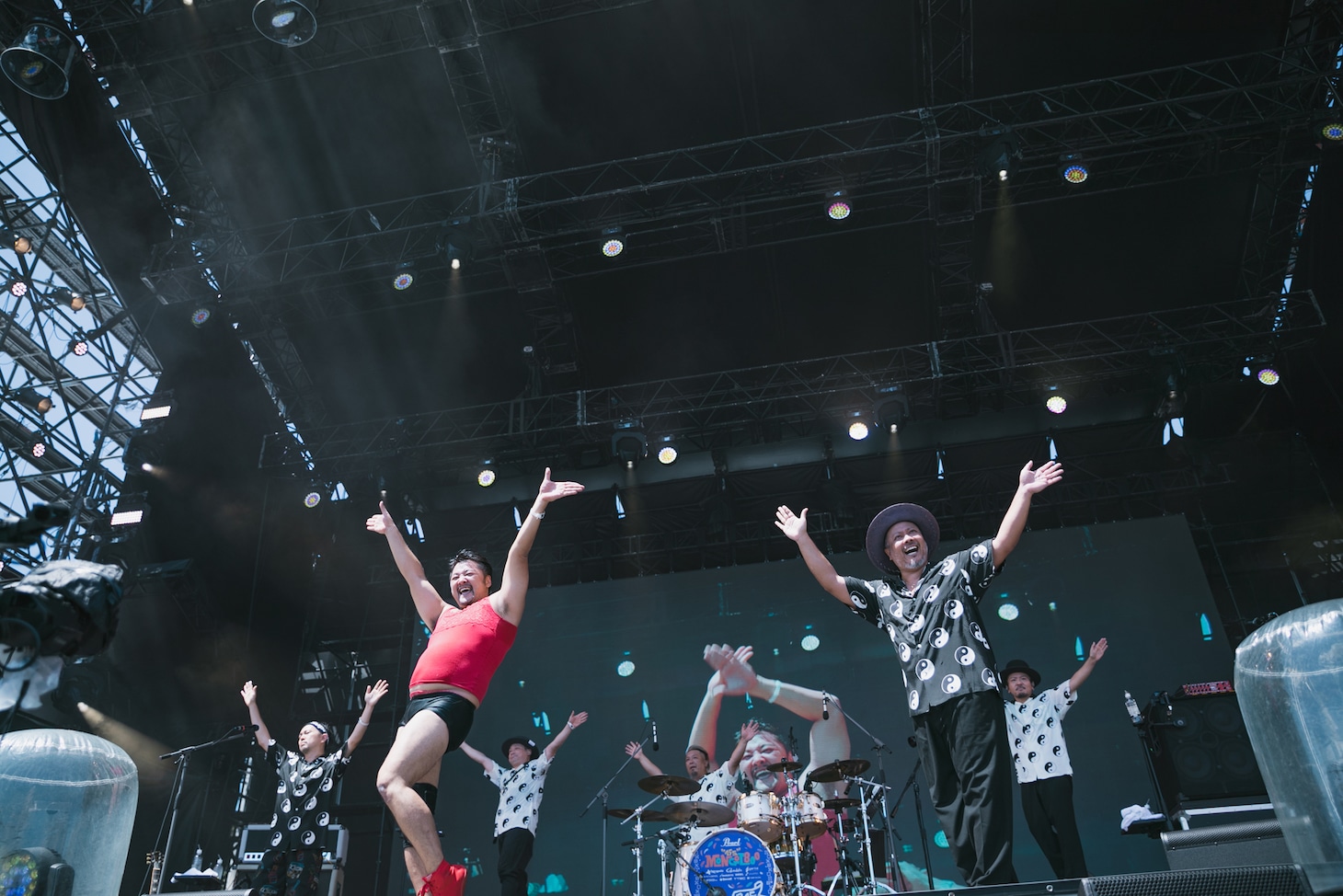 踊るMONGOL800。（Photo by SARU［SARUYA AYUMI］）