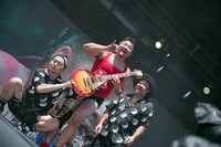 左からMONGOL800のサポートメンバーのKuboty（G）、パーティダンサーの粒マスタード安次嶺ピンク、キヨサク（Vo, B / MONGOL800）。（Photo by SARU［SARUYA AYUMI］）。