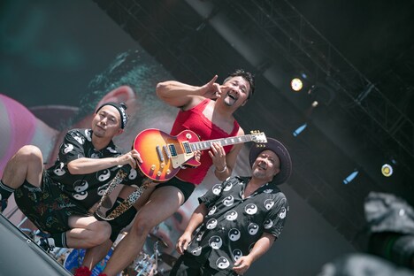 左からMONGOL800のサポートメンバーのKuboty（G）、パーティダンサーの粒マスタード安次嶺ピンク、キヨサク（Vo, B / MONGOL800）。（Photo by SARU［SARUYA AYUMI］）。