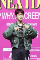 本作をイメージしたポーズをリクエストされたRIWOO。 (c)KOZ Entertainment. All Rights Reserved.