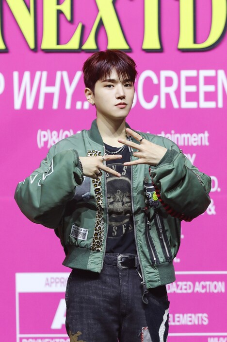 本作をイメージしたポーズをリクエストされたRIWOO。 (c)KOZ Entertainment. All Rights Reserved.