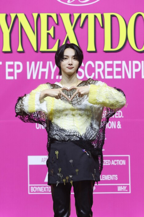 ハートを作るSUNGHO。  (c)KOZ Entertainment. All Rights Reserved.