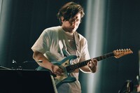 斎藤拓郎（G）（撮影：Ray Otabe）