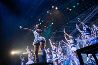 お立ち台に登って歌う岡田彩夢。