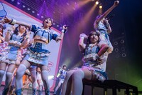 お立ち台に座る尾林結花。