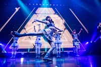 バレエ仕込みのダンスを披露する中村朱里。