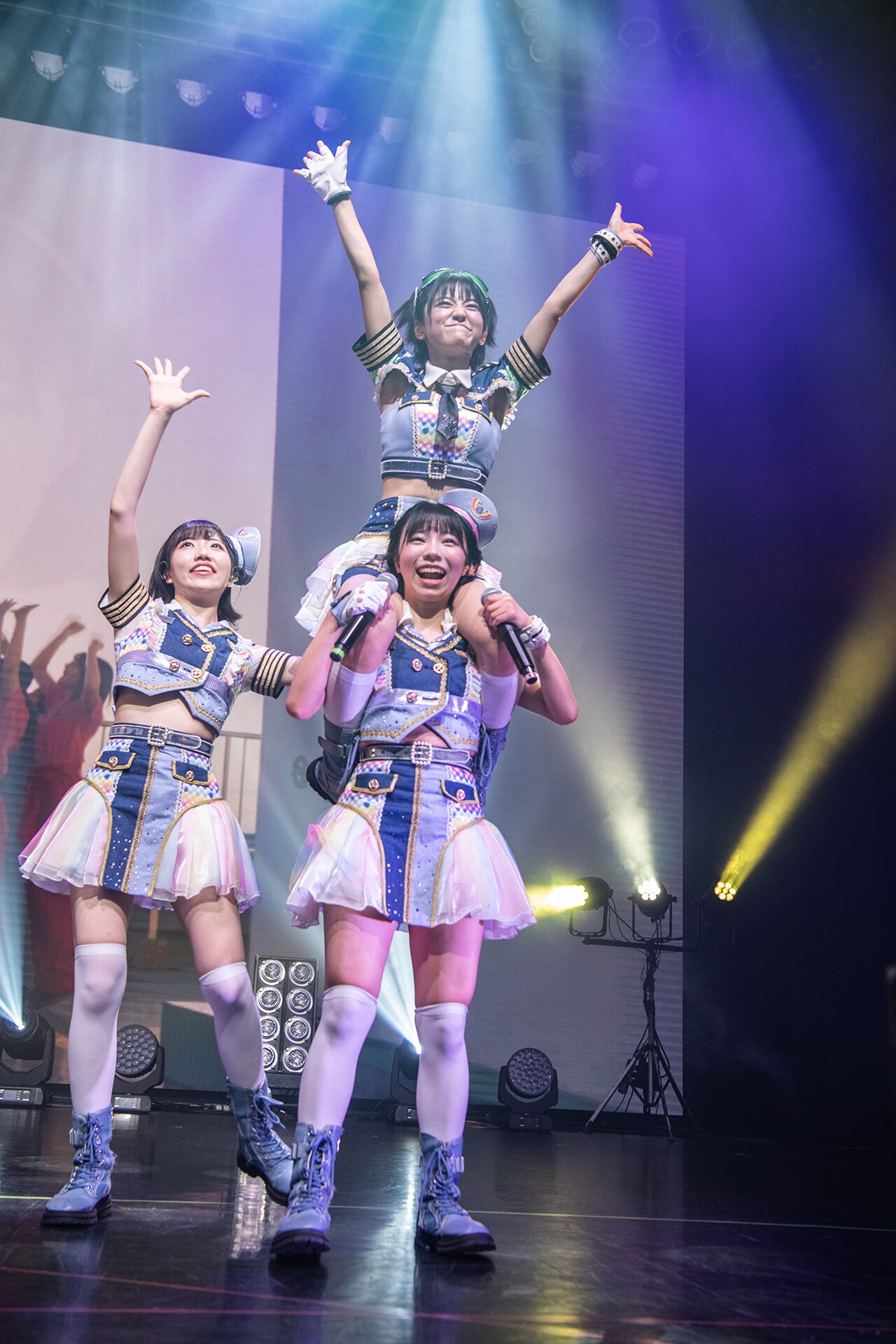 岡田彩夢（上）を肩車する澤村光彩（下）。 - 虹のコンキスタドール