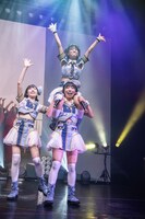 岡田彩夢（上）を肩車する澤村光彩（下）。