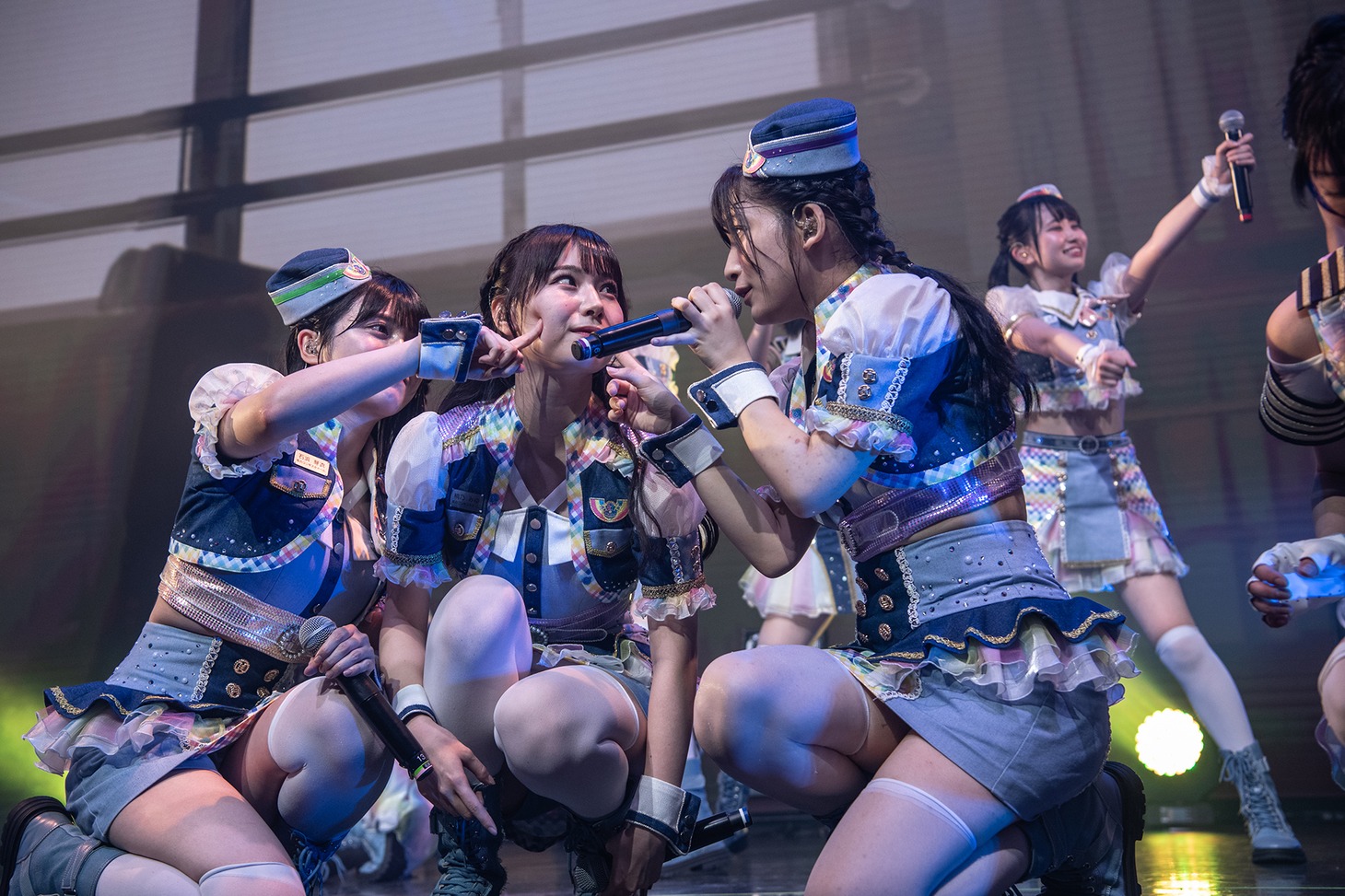 桐乃みゆ（中央）の頬で遊ぶ石浜芽衣（左）と蛭田愛梨（右）。