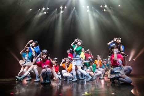 新曲「君がいて良かった!了解です。」を初披露する虹コン。