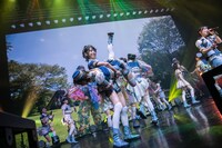 神田ジュナを持ち上げる隈本茉莉奈。