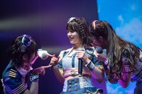 石浜芽衣（中央）で遊ぶ隈本茉莉奈（左）と清水理子（右）。