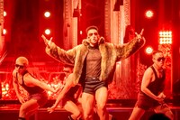 テレビドラマ「パリピ孔明」より、辻本知彦の振付で踊る関口メンディー扮する前園ケイジ（中央）。(c)フジテレビ