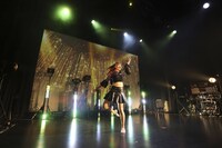 ピースフル・ユラによるソロコーナーの様子。（提供：AXY entertainment）