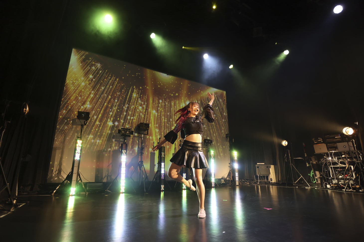 ピースフル・ユラによるソロコーナーの様子。（提供：AXY entertainment）