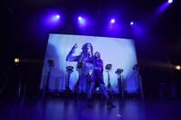 セレニティー・クルミによるソロコーナーの様子。（提供：AXY entertainment）