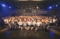 24emotions「圧倒的逆境を乗り越えろ！ ～初ワンマンライブで奇跡おこせミラコー～」で撮影された記念写真。（提供：AXY entertainment）
