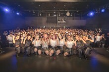 24emotions「圧倒的逆境を乗り越えろ！ ～初ワンマンライブで奇跡おこせミラコー～」で撮影された記念写真。（提供：AXY entertainment）