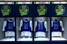 展示されているStray Kidsの着用衣装。