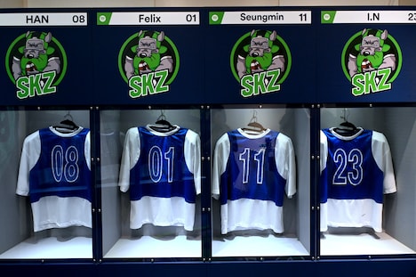 展示されているStray Kidsの着用衣装。