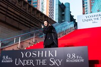 Xポーズを決めるTAKAHIRO。