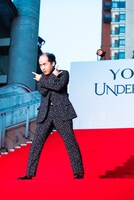 Xポーズを決める斎藤司（トレンディエンジェル）。