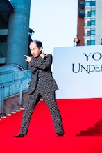 Xポーズを決める斎藤司（トレンディエンジェル）。