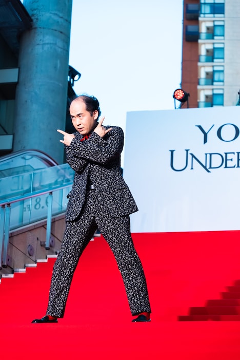 Xポーズを決める斎藤司（トレンディエンジェル）。