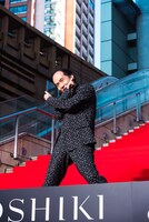 Xポーズを決める斎藤司（トレンディエンジェル）。