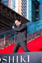 Xポーズを決める斎藤司（トレンディエンジェル）。