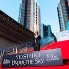 YOSHIKI六本木に現る!レッドカーペットにHYDE、ゴジラ、トレエン斎藤ら豪華ゲストも