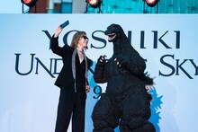 自撮りするYOSHIKIとゴジラ。