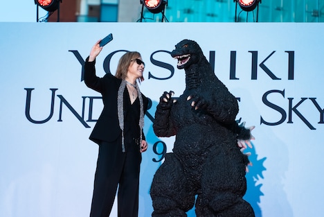 自撮りするYOSHIKIとゴジラ。