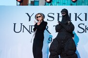Xポーズを決めるYOSHIKIとゴジラ。