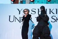 Xポーズを決めるYOSHIKIとゴジラ。