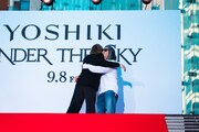 ハグするYOSHIKIと藤原ヒロシ。