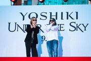 Xポーズを決めるYOSHIKIと藤原ヒロシ。