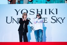 Xポーズを決めるYOSHIKIと藤原ヒロシ。