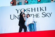 自撮りするYOSHIKIと藤原ヒロシ。