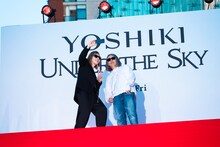 自撮りするYOSHIKIと藤原ヒロシ。