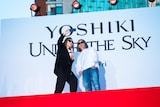 自撮りするYOSHIKIと藤原ヒロシ。