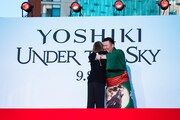 抱擁するYOSHIKIと宮城野親方。