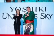 Xポーズと取るYOSHIKIと宮城野親方。