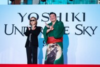 Xポーズと取るYOSHIKIと宮城野親方。
