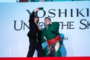 自撮りするYOSHIKIと宮城野親方。