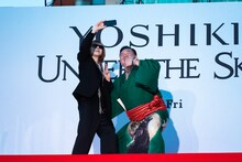 自撮りするYOSHIKIと宮城野親方。