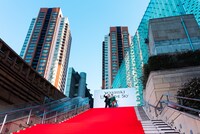 自撮りするYOSHIKIと宮城野親方。