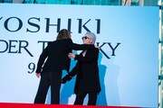ハグするYOSHIKIとHYDE。